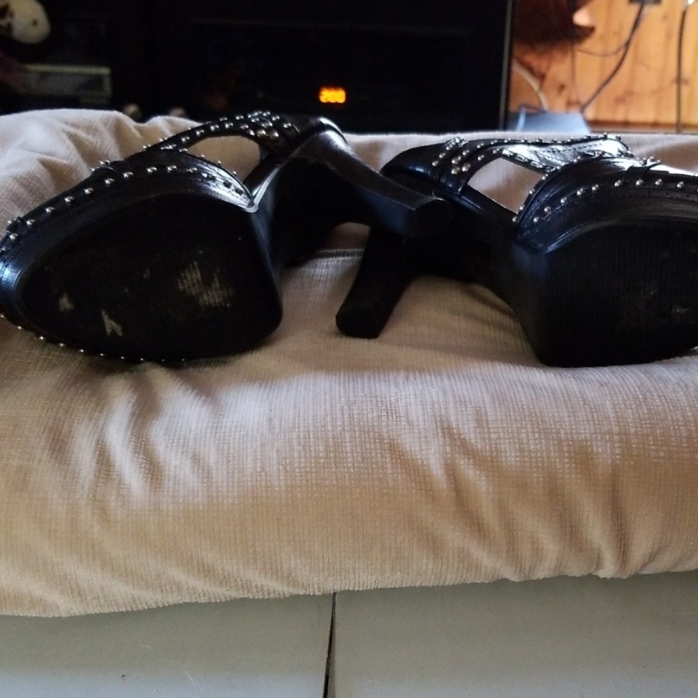 Shoes - Picture 2 of 8
